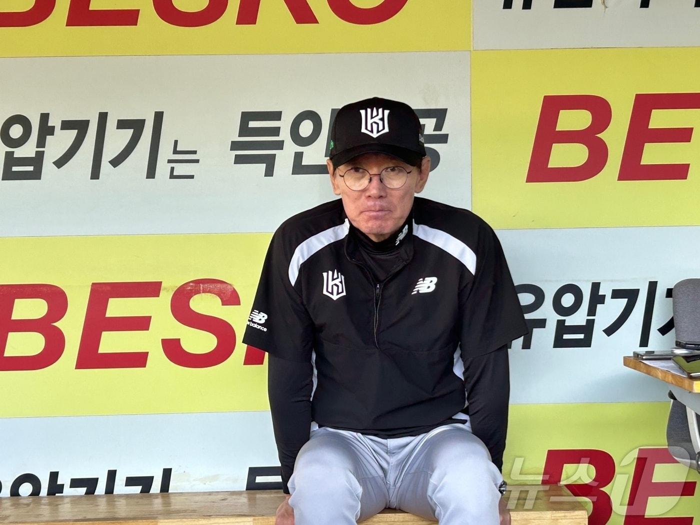 본문 이미지 - 21일 대구 삼성라이온스파크에서 삼성 라이온즈와 경기를 앞두고 인터뷰를 진행한 KT 위즈 이강철 감독. 2024.5.21/뉴스1 ⓒ News1 문대현 기자 