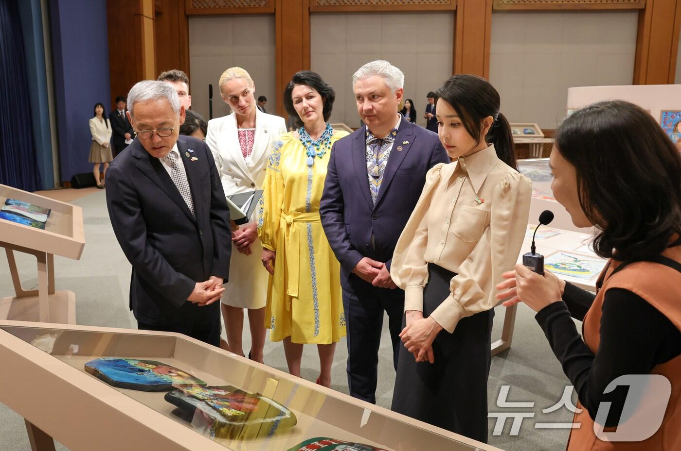 본문 이미지 - 윤석열 대통령 부인 김건희 여사가 21일 청와대 춘추관에서 열린 '희망을 그리는 아이들: 우크라이나 아동 그림전'을 찾아 작품을 감상하고 있다. (대통령실 제공) 2024.5.21/뉴스1 ⓒ News1 오대일 기자