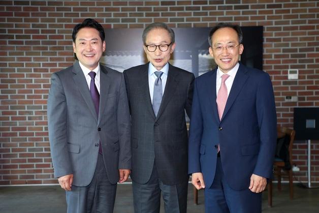 본문 이미지 - 2024년 5월 31일 당시 국민의힘 추경호 원내대표와 장동혁 원내수석대변인이  서울 강남구 이명박 전 대통령 사저를 찾아 이 전 대통령을 예방하고 있다.(국민의힘 제공) 2024.5.21/뉴스1 ⓒ News1 구윤성 기자