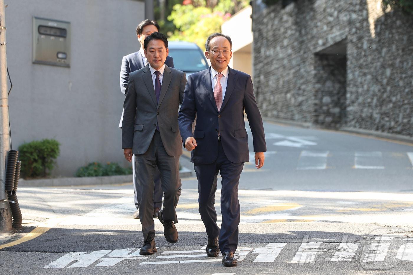 국민의힘 추경호 원내대표와 장동혁 원내수석대변인이 21일 서울 강남구 이명박 전 대통령 사저에서 이 전 대통령을 예방을 마치고 나사고 있다.(국민의힘 제공) 2024.5.21/뉴스1 ⓒ News1 구윤성 기자