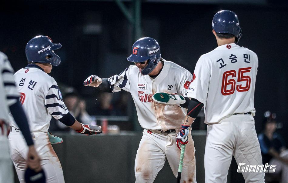본문 이미지 - 롯데 자이언츠가 21일 열린 KBO리그 사직 KIA 타이거즈전에서 6-1 역전승을 거뒀다. 결승타를 기록한 윤동희(가운데). (롯데 자이언츠 제공)