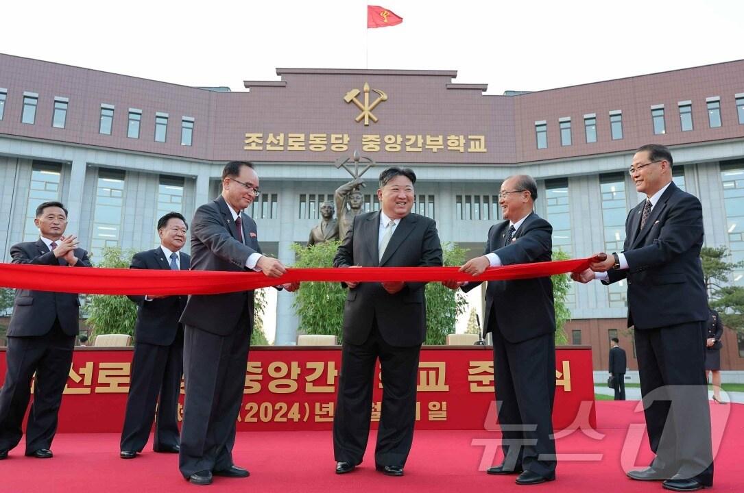 본문 이미지 - (평양 노동신문=뉴스1) = 북한 노동당 기관지 노동신문은 22일 김정은 총비서가 당 중앙간부학교 준공식에 참석했다고 보도했다.[국내에서만 사용가능. 재배포 금지. DB 금지. For Use Only in the Republic of Korea. Redistribution Prohibited] rodongphoto@news1.kr