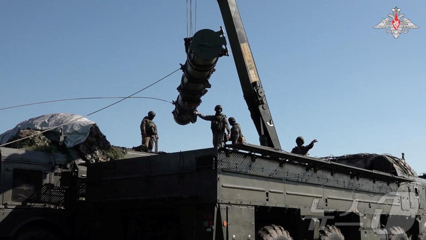 본문 이미지 - 러시아 국방부가 전술핵무기 훈련을 러시아 남부에서 시작했다고 밝힌 가운데 러시아군이 핵탄두를 장착할 수 있는 이스칸데르 탄도미사일을 설치하고 있다. 2024.05.21/ ⓒ 로이터=뉴스1 ⓒ News1 박재하 기자