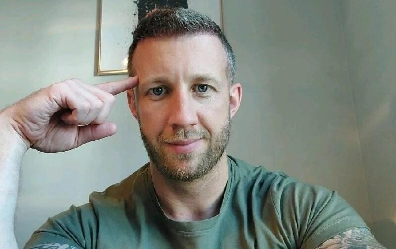 본문 이미지 - 홍콩 정보기관을 도운 혐의를 받는 전직 영국 해병대원 출신 매튜 트리켓(37). <출처=엑스 갈무리>