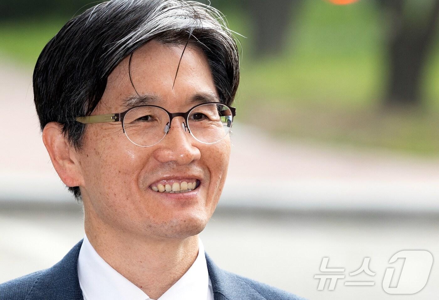 본문 이미지 - 오동운 신임 고위공직자범죄수사처장이 22일 오전 경기도 과천시 관문로 고위공직자범죄수사처(공수처)로 첫 출근하고 있다. 2024.5.22/뉴스1 ⓒ News1 이재명 기자