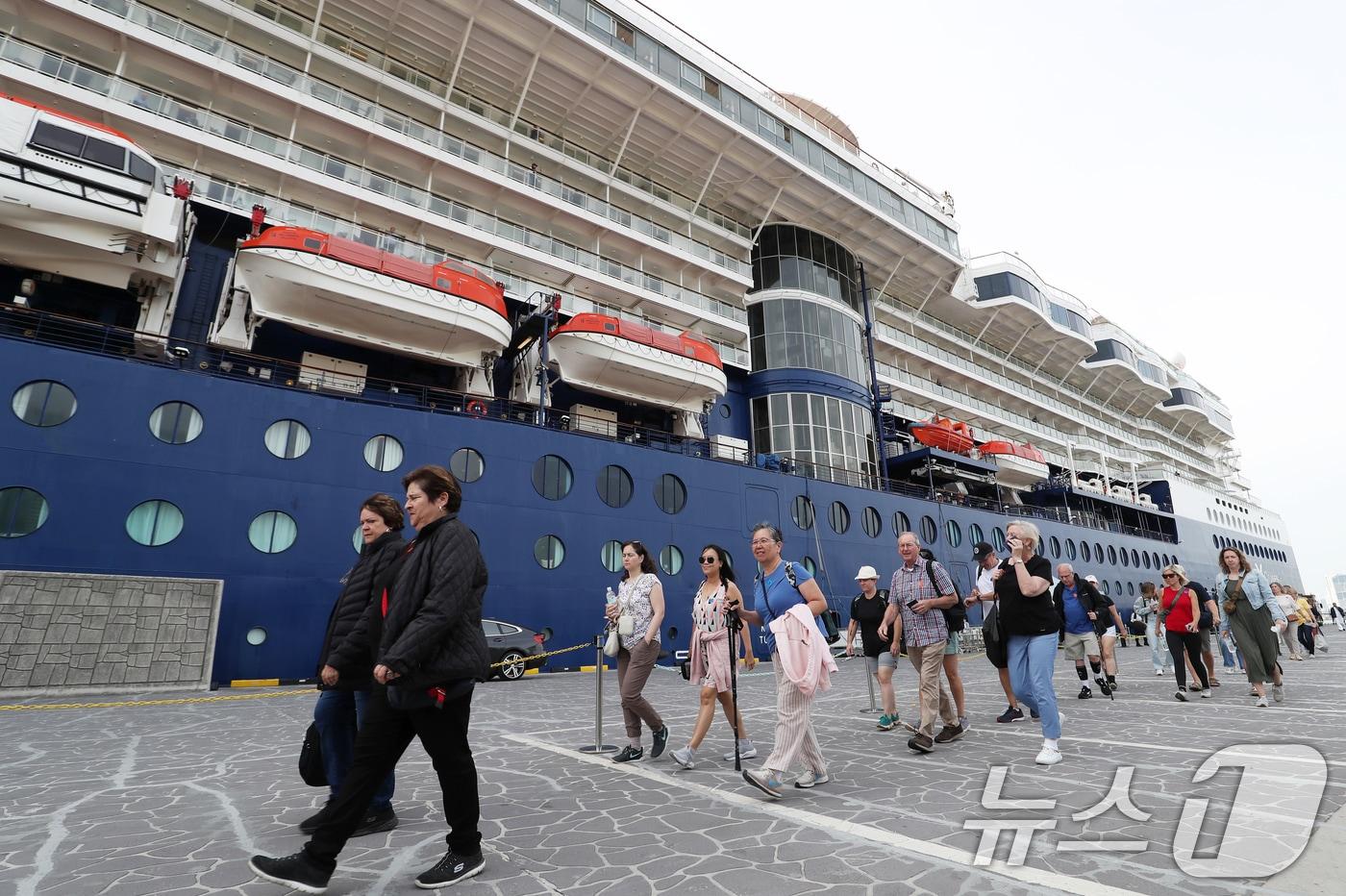 본문 이미지 - 지난해 5월 부산 동구 부산항국제여객터미널 크루즈부두에 입항한 셀러브리티 밀레니엄호(9만톤)에서 외국인 관광객들이 부산시내 관광을 하기 위해 하선하고 있다.ⓒ News1 윤일지 기자