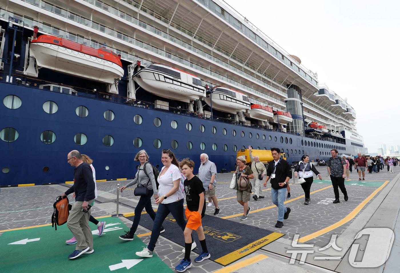 22일 오전 부산 동구 부산항국제여객터미널 크루즈부두에 입항한 셀러브리티 밀레니엄호(9만톤)에서 외국인 관광객들이 부산시내 관광을 하기 위해 하선하고 있다. 2024.5.22/뉴스1 ⓒ News1 윤일지 기자