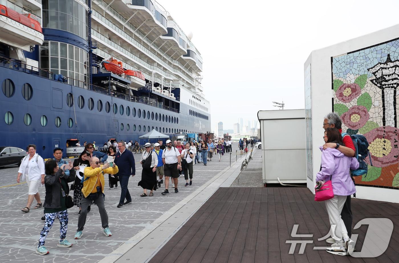 본문 이미지 - 부산 동구 부산항국제여객터미널 크루즈부두에 입항한 셀러브리티 밀레니엄호(9만톤)에서 외국인 관광객들이 부산시내 관광을 하기 위해 하선해 기념사진을 찍고 있다. 2024.5.22 ⓒ 뉴스1 윤일지 기자