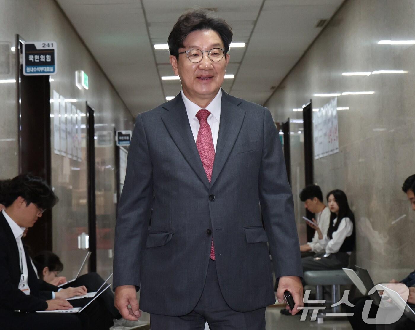 본문 이미지 - 권성동 국민의힘 의원이 22일 서울 여의도 국회에서 열린 비공개 중진의원 간담회에 참석 하고 있다. 2024.5.22/뉴스1 ⓒ News1 송원영 기자