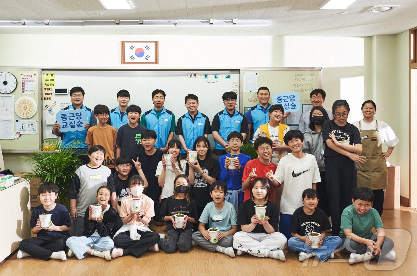 본문 이미지 -  종근당홀딩스는 종근당 효종연구소 임직원과 함께 용인 지석초등학교와 초당초등학교에서 '종근당 교실 숲' 조성 활동을 펼쳤다.(종근당홀딩스 제공)/뉴스1 ⓒ News1