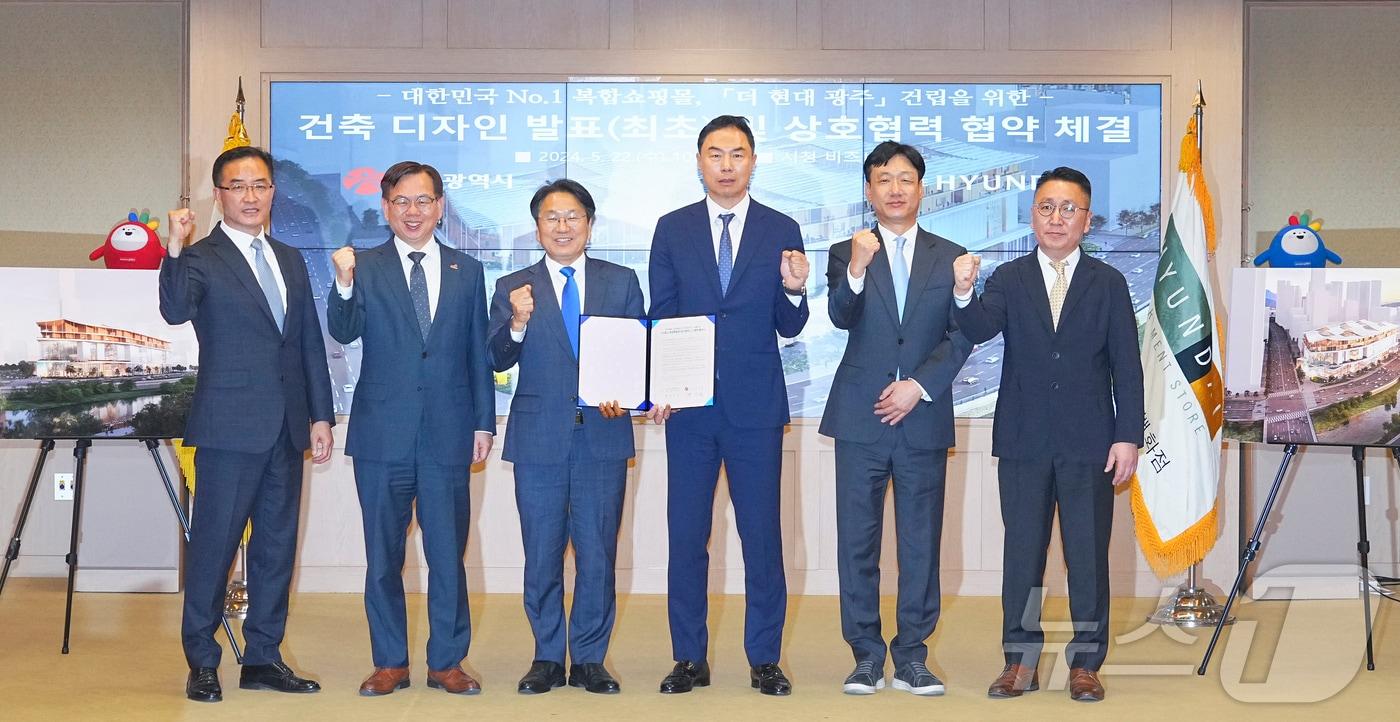 강기정 광주시장이 22일 오전 시청 비즈니스룸에서 정지영 현대백화점 대표이사와 복합쇼핑몰 ''더현대 광주'' 설계 디자인을 공개한 뒤 상호협력 협약을 체결하고 있다.(광주시 제공)2024.5.22/뉴스1 