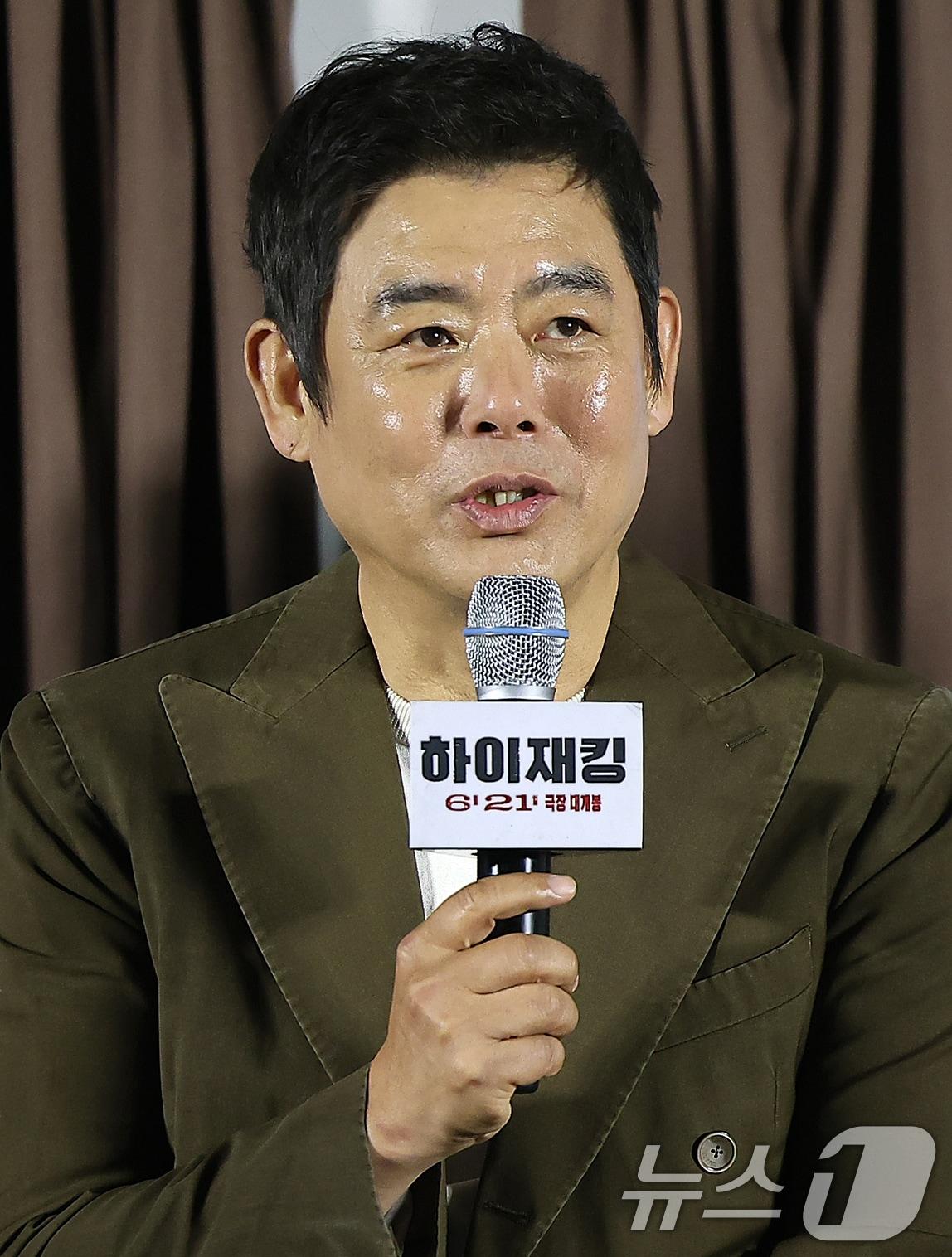 본문 이미지 - 배우 성동일이 22일 오전 서울 용산구 CGV 용산아이파크몰에서 열린 영화 ‘하이재킹’ 제작보고회에서 취재진 질문에 답변하고 있다. 1971년 대한민국 상공, 여객기가 공중 납치되면서 벌어지는 극한의 상황을 담은 영화 '하이재킹'은 오는 6월 21일 개봉한다. 2024.5.22/뉴스1 ⓒ News1 김진환 기자