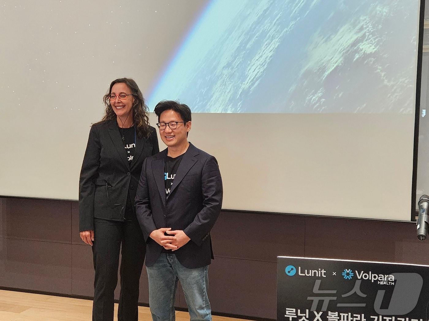 본문 이미지 - 테리 토마스 볼파라 최고경영자(왼쪽)와 서범석 루닛 대표가 기자간담회를 마무리한 후 기념사진을 찍고 있다. 2024. 5. 22/뉴스1 ⓒ News1