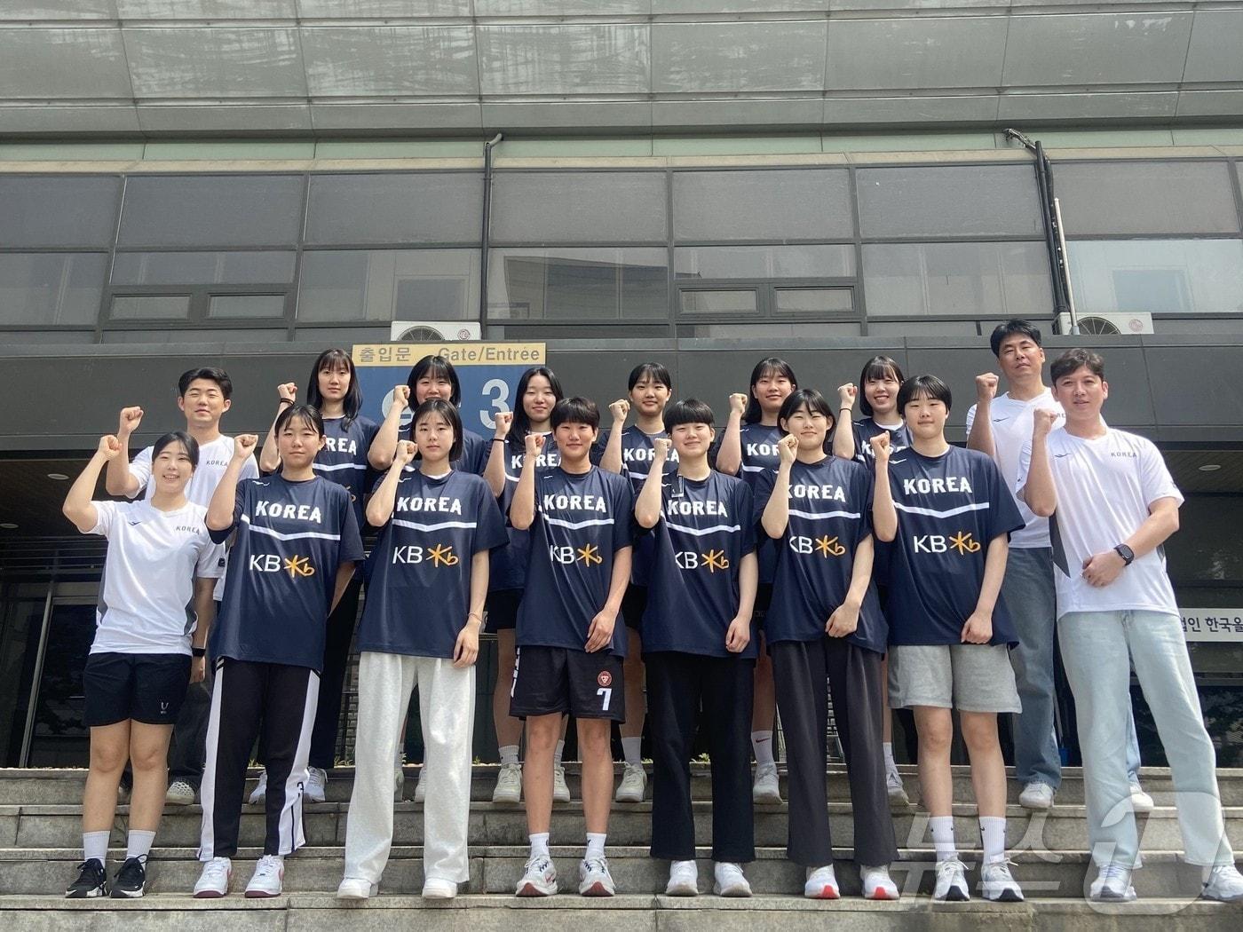 본문 이미지 - 대한민국농구협회가 국제농구연맹(FIBA) U-18(18세 이하) 여자 아시아컵 출전을 위해 코칭 스태프와 선수 12명을 22일 소집했다.(대한민국 농구협회 제공)