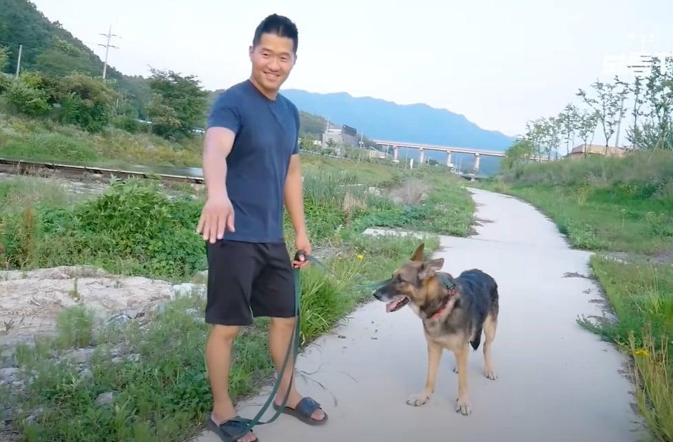 본문 이미지 - 강형욱 훈련사와 반려견 레오의 2019년 여름 모습. (유튜브 '강형욱의 보듬TV' 갈무리)