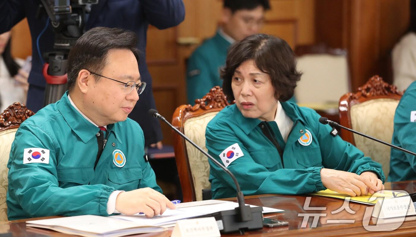 본문 이미지 - 조규홍 보건복지부 장관과 강정애 국가보훈부 장관이 이야기를 나누고 있다. 2024.5.22/뉴스1 ⓒ News1 임세영 기자