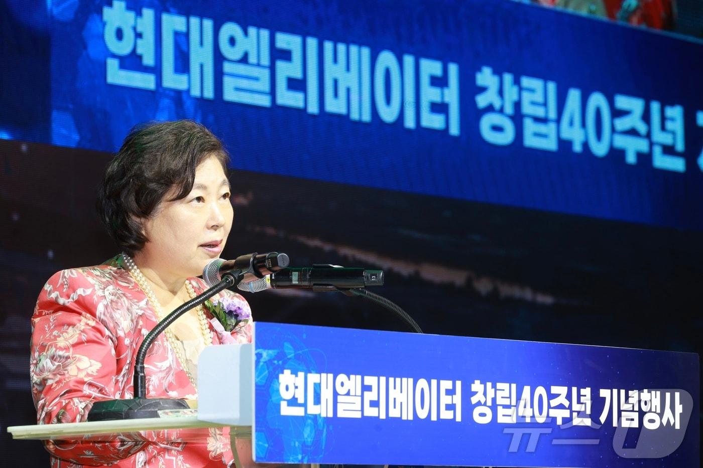본문 이미지 -  현정은 현대그룹 회장이 22일 충주 현대엘리베이터 스마트 캠퍼스에서 열린 창립 40주년 행사에서 기념사를 하고 있다.(충북도 제공)2024.5.22/뉴스1