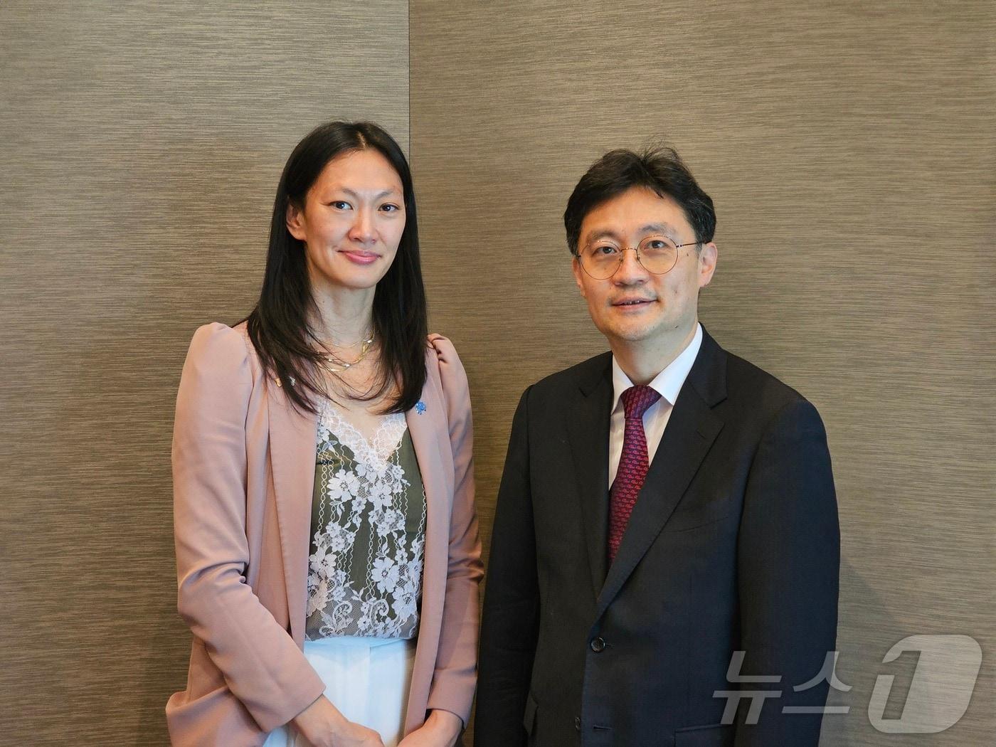 본문 이미지 - 전영희(오른쪽) 외교부 평화외교기획단장, 줄리 터너 미국 국무부 북한인권특사.(외교부 제공)
