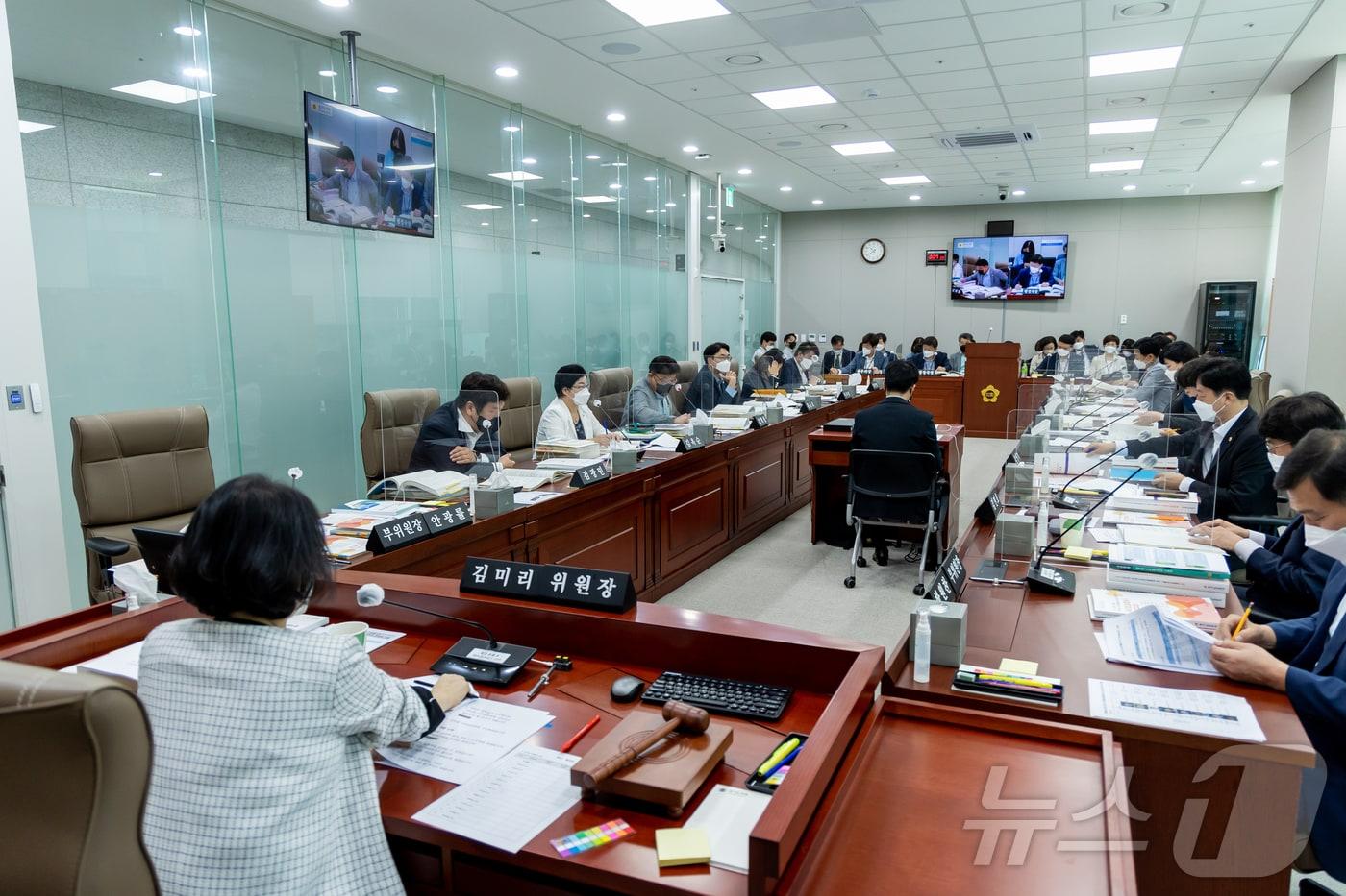 경기도의회 교육행정위원회.&#40;경기도의회 제공&#41;