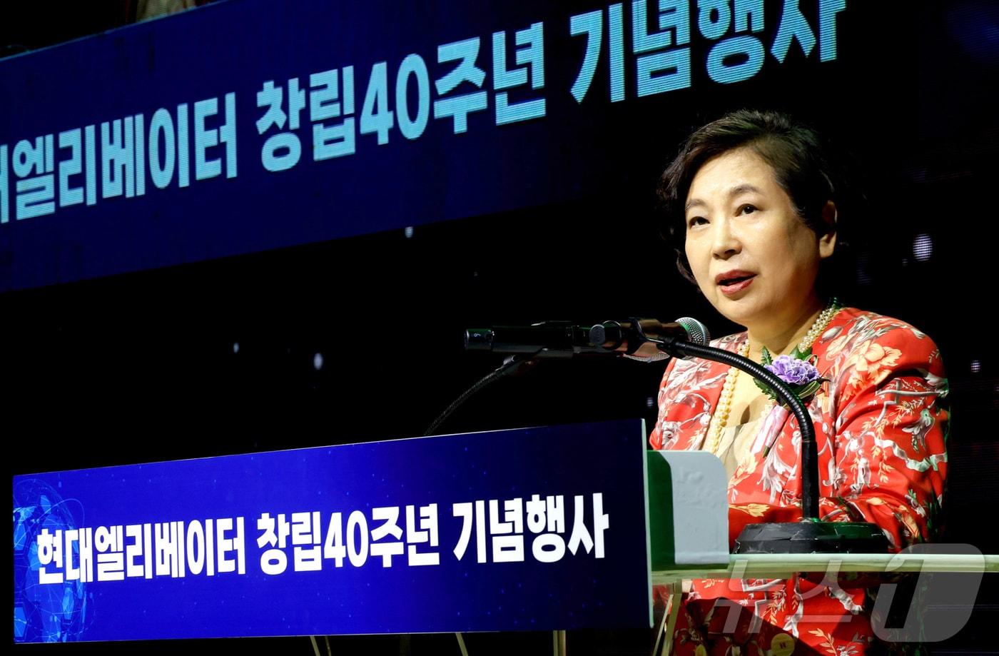 본문 이미지 - 현정은 현대그룹 회장이 22일 충주 현대엘리베이터 스마트 캠퍼스에서 열린 창립 40주년 행사에서 기념사를 하고 있다.(현대엘리베이터 제공) ⓒ News1