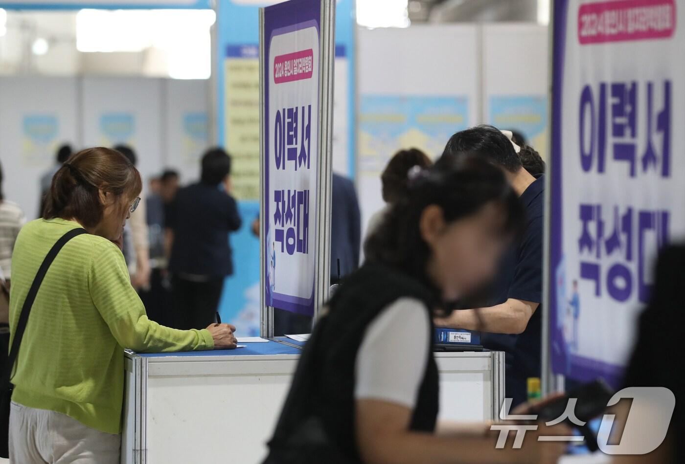 본문 이미지 - 22일 오후 경기 용인시 처인구 용인미르스타디움에서 열린 '2024년 용인시 일자리 박람회'에서 구직자들이 이력서를 작성하고 있다. 2024.5.22/뉴스1 ⓒ News1 김영운 기자