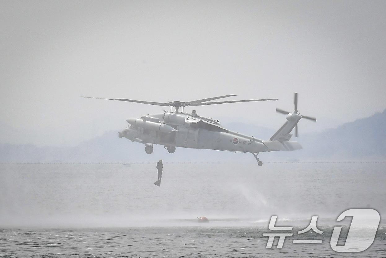본문 이미지 -  해군 특수전전단(UDT) 폭발물처리 요원이 UH-60 헬기에서 강하하고 있다. (해군 제공) 2024.5.22/뉴스1