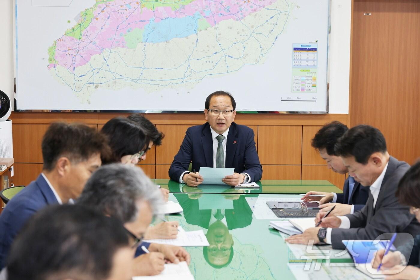 본문 이미지 - 강병삼 제주시장이 22일 집무실에서 간부회의를 주재하고 있다.(제주시 제공)/뉴스1