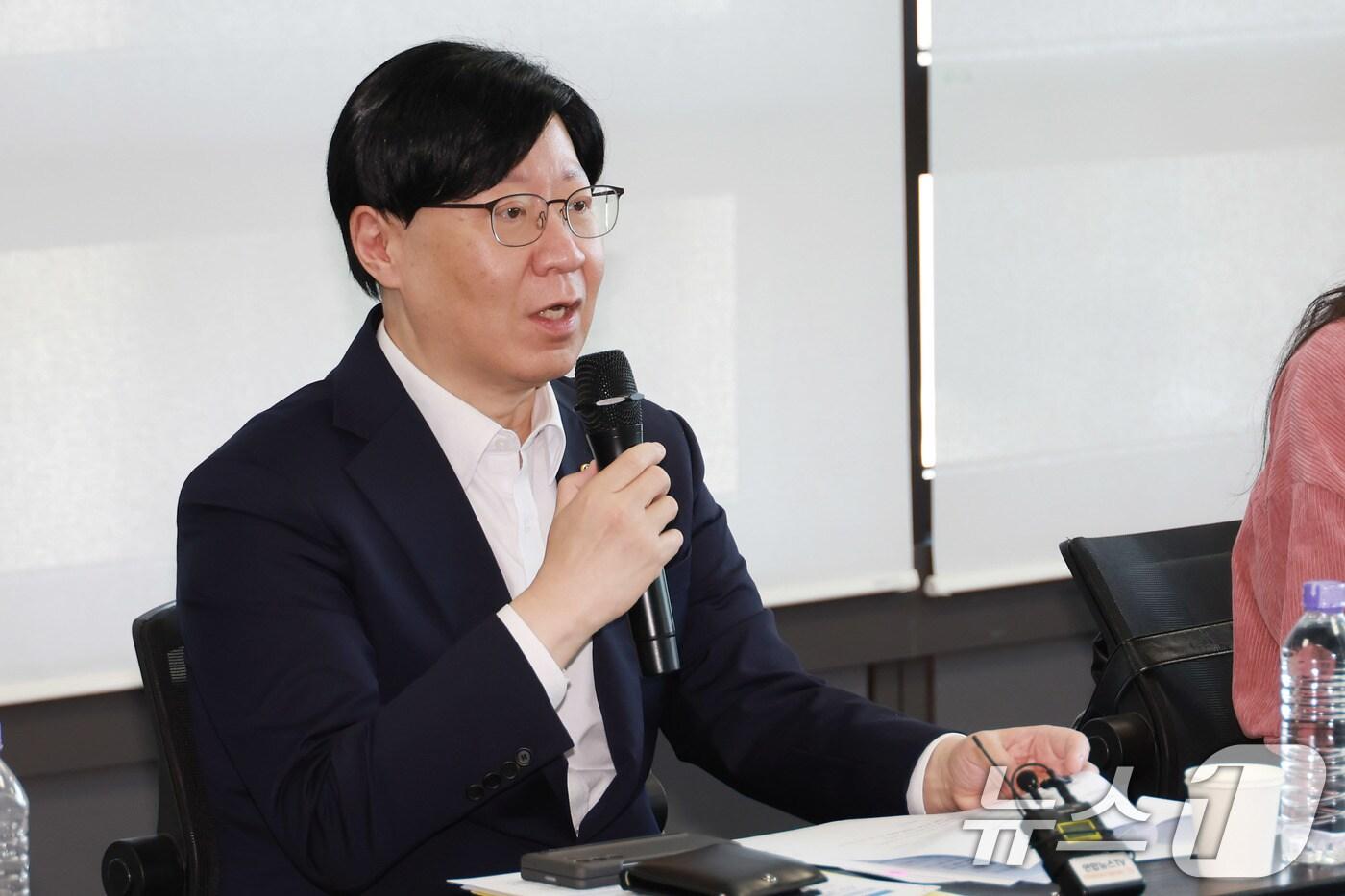 김소영 금융위원회 부위원장이 22일 오후 서울 중구 청년도약계좌 비대면상담센터에서 열린 '청년도약계좌 운영 점검회의'에서 향후 제도 및 서비스 개선 방향 등을 논의하고 있다. (금융위원회 제공) 2024.5.22/뉴스1