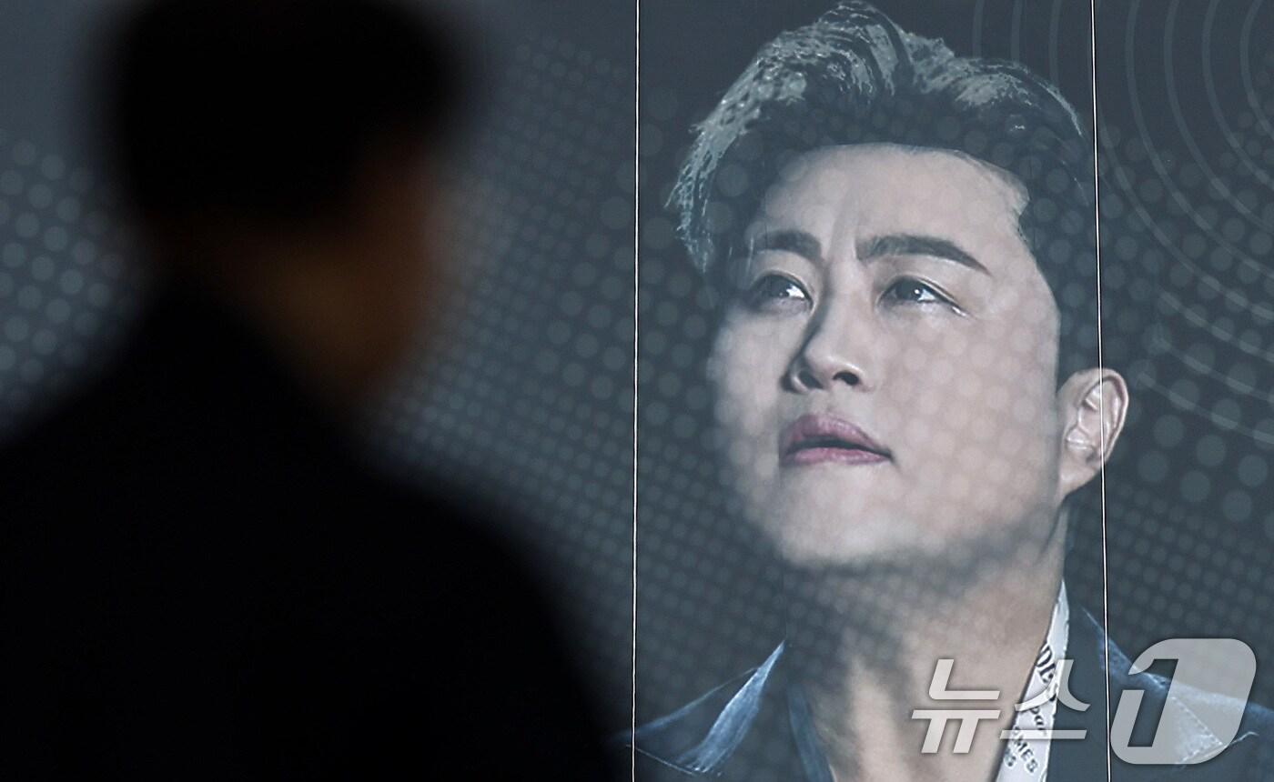본문 이미지 - 22일 오후 서울 송파구 올림픽공원 KSPO돔(체조경기장)에 설치된 '월드 유니온 오케스트라 슈퍼 클래식 : 김호중 & 프리마돈나’ 현수막 앞으로 시민들이 지나가고 있다. ‘음주 뺑소니’ 혐의로 조사를 받고 있는 트로트 수 김호중(33)이 경찰의 구속영장 신청에도 오는 23~24일 예정된 클래식 공연에 나선다. 김호중의 소속사 생각 엔터테인먼트 측 관계자는 이날 뉴스1에 "경찰이 구속영장을 신청한 사실을 방금 확인했다＂라며 ＂그럼에도 오는 23~24일로 예정된 공연은 진행할 계획＂이라고 말했다. 2024.5.22/뉴스1 ⓒ News1 박지혜 기자