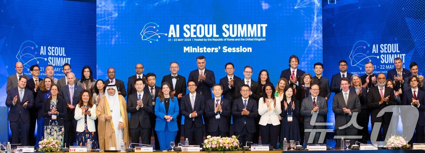 22일 오후 서울 성북구 한국과학기술연구원(KIST)에서 열린 'AI 서울 정상회의 장관 세션'에서 이종호 과학기술정보통신부 장관과 미셀 더넬런 영국 과학혁신기술부 장관 등 참석자들이 기념촬영을 하고 있다. (과학기술정보통신부 제공) 2024.5.22/뉴스1