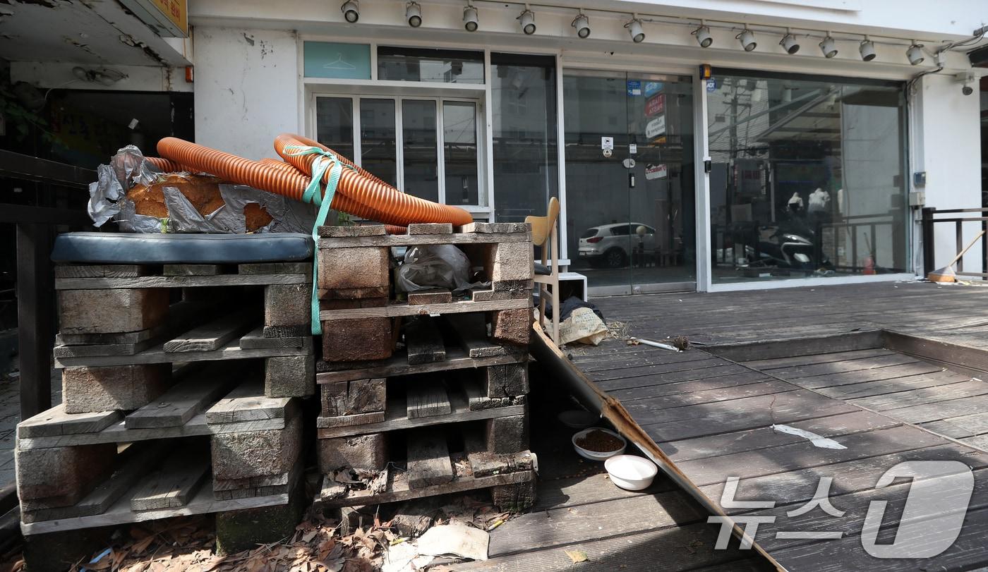 본문 이미지 - 서울 시내의 한 대학가 가게 앞에 폐기물들이 놓여있다. /뉴스1 ⓒ News1 이승배 기자