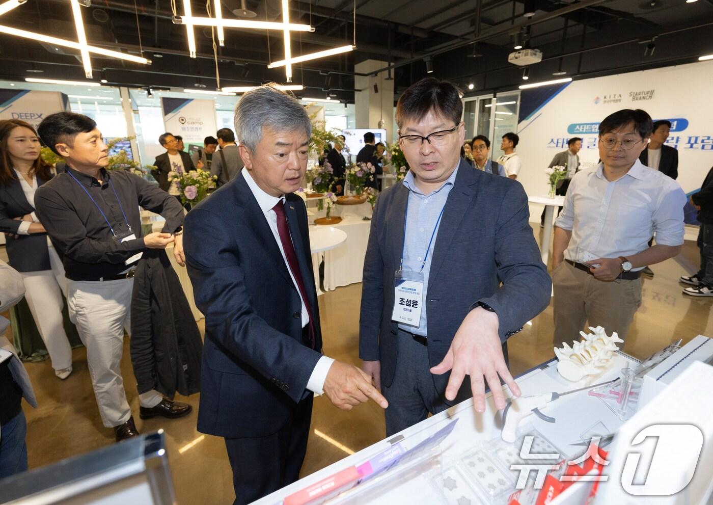 이인호 한국무역협회 부회장이 지난 22일 서울 강남구 코엑스 스타트업브랜치에서 열린 '스타트업 글로벌 진출 전략 포럼'에서 전시된 스타트업의 상품 및 서비스를 둘러보고 있다. (무협 제공) 2024.5.23/뉴스1