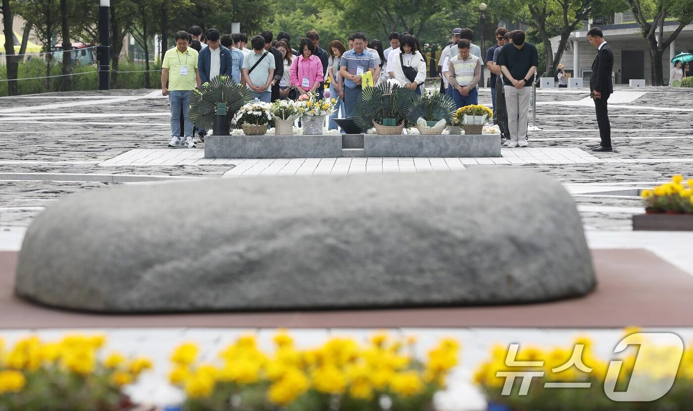 고(故) 노무현 전 대통령 서거 15주기 추도식을 하루 앞둔 22일 오후 경남 김해 봉하마을을 찾은 전남 완도군 공무원노조원들이 노 전 대통령 묘역을 참배하고 있다. 2024.5.22/뉴스1 ⓒ News1 윤일지 기자