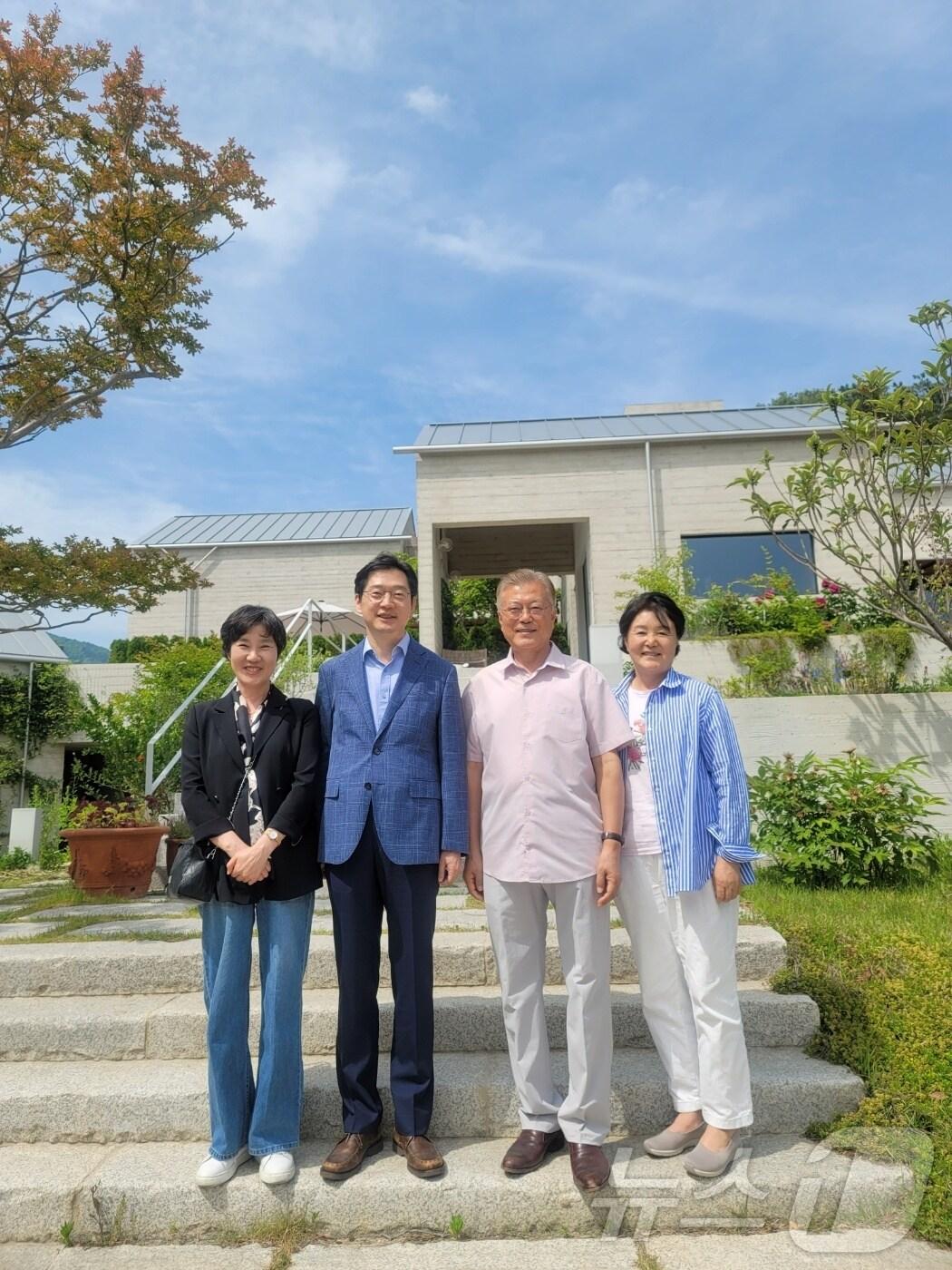 본문 이미지 - 김경수 전 경남도지사가 22일 문재인 전 대통령을 예방했다