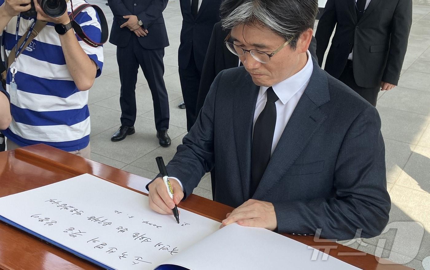 오동운 신임 고위공직자범죄수사처장(공수처장)이 22일 오후 서울 동작구 국립서울현충원에서 참배하고 있다. 2024.5.22/뉴스1 ⓒ News1 김기성 기자
