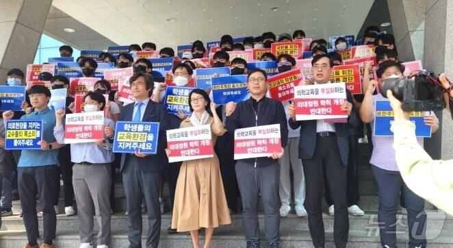 본문 이미지 - 전북대학교 의과대학 교수들과 전공의, 학생 80여명이 22일 ‘의대 증원’이 포함된 학칙 개정을 반대하며 피켓 시위를 진행했다./뉴스1 임충식 기