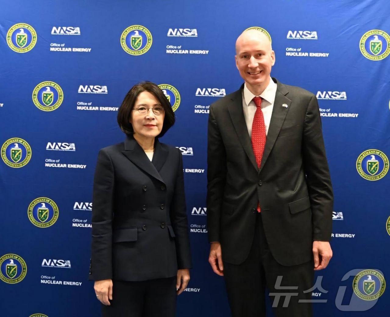 본문 이미지 - 강인선 외교부 2차관, 데이비드 더크 미 에너지부 부장관.(외교부 제공)