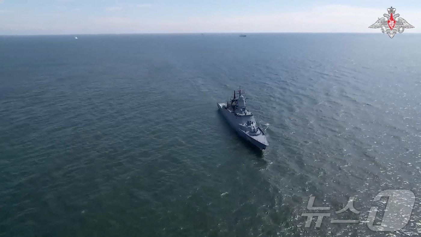 본문 이미지 - 러시아 해군 군함이 2023년 5월 발트해에서 열린 군사훈련에 참가하고 있다. 2023.6.5 ⓒ 로이터=뉴스1