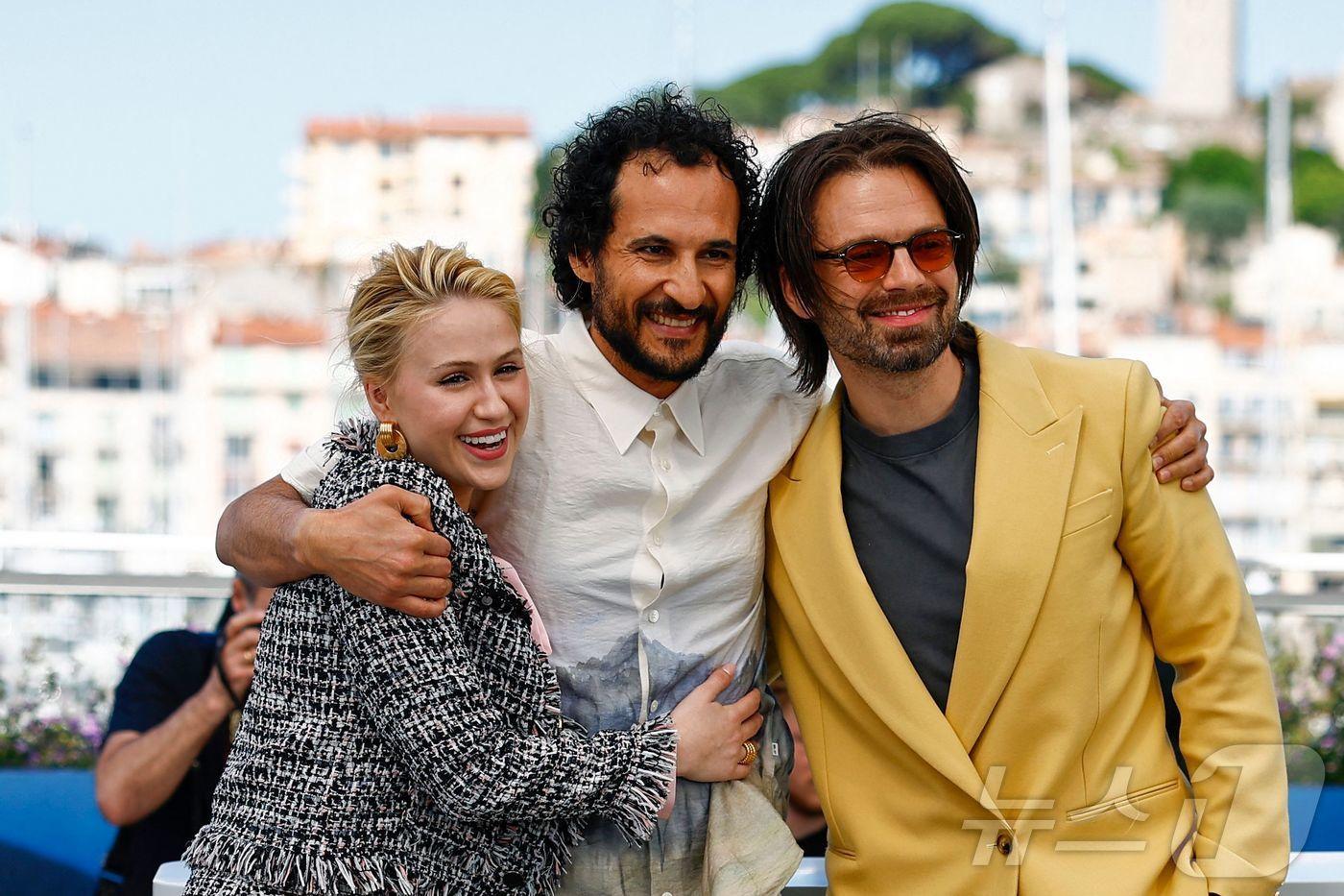 본문 이미지 - '디 어프렌티스' 주인공 마리아 바카로바와 알리 압바시 감독, 세바스티안 스탠 ⓒ AFP=뉴스1