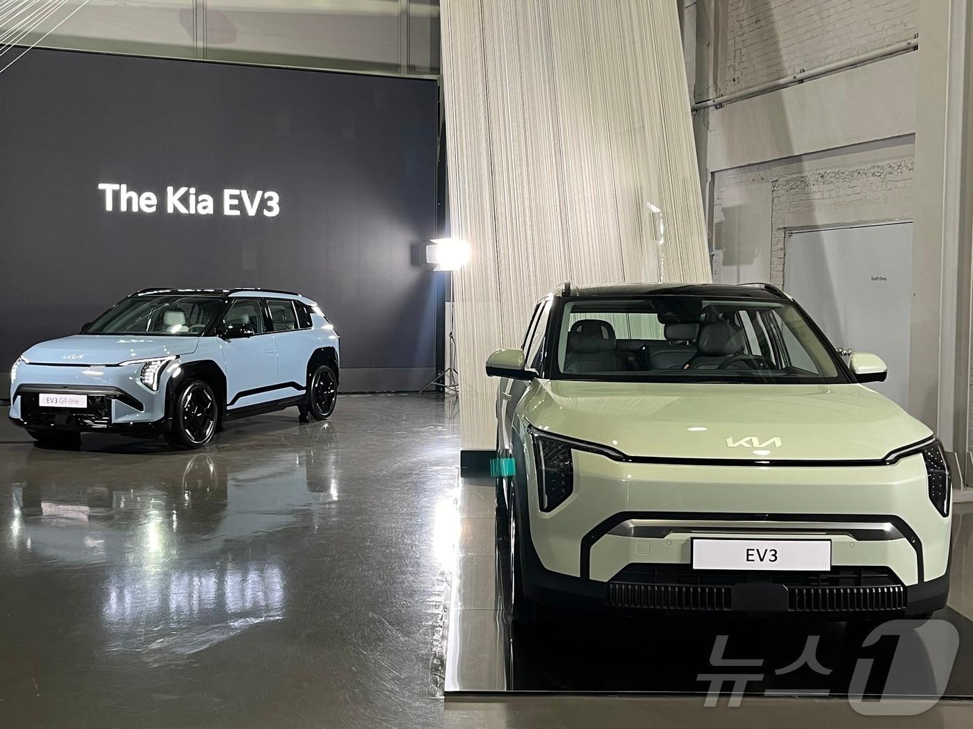 본문 이미지 - 22일 서울 성동구 기아 EV 언플러그드 그라운드에 기아 EV3 GT라인(왼쪽)과 기아 EV3가 전시되어 있다.