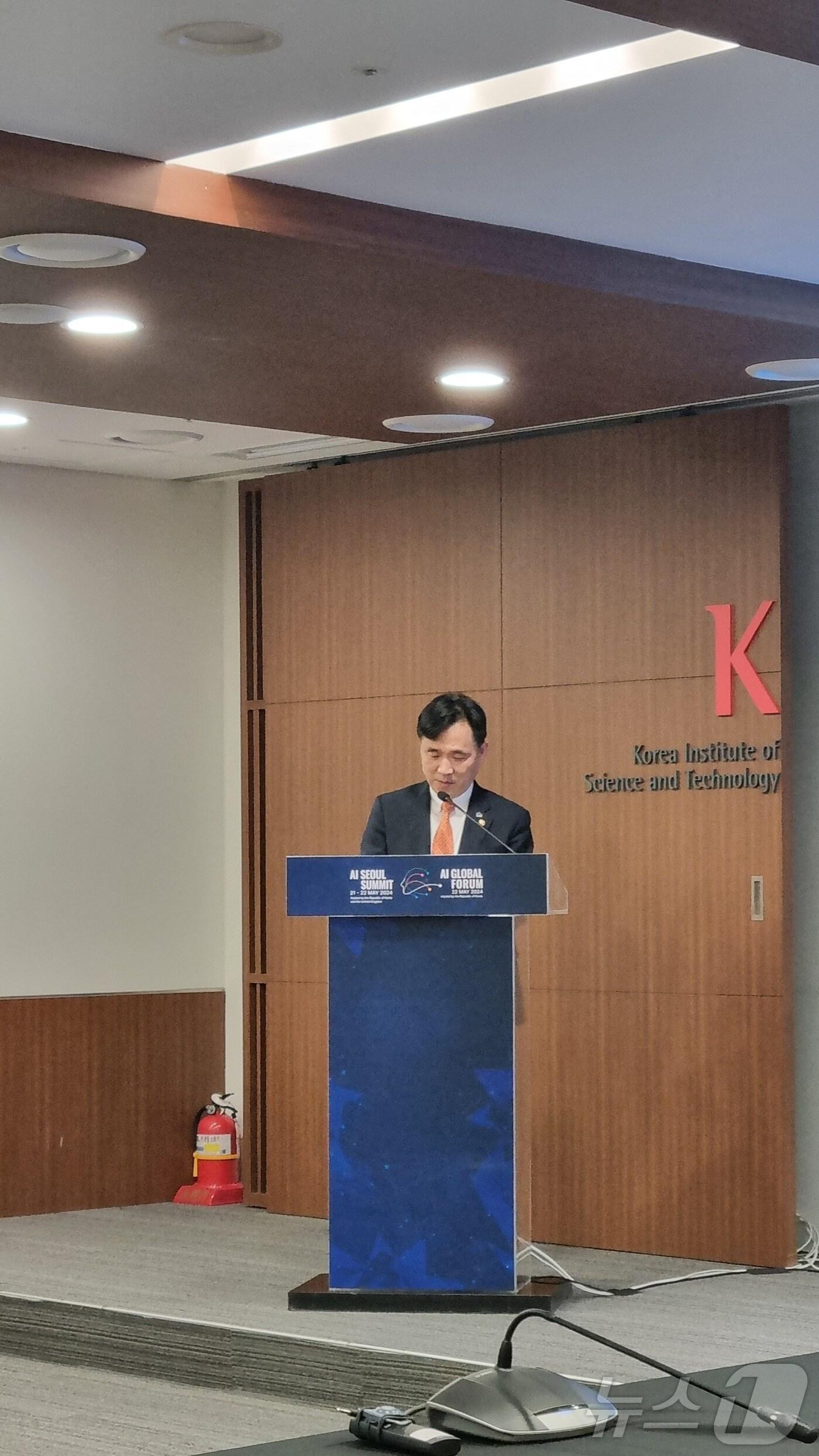 본문 이미지 - 강도현 과기정통부 제2차관이 22일 KIST에서 열린 'AI 글로벌 포럼-전문가 세션'에서 기조연설을 하고 있다. ⓒ 뉴스1