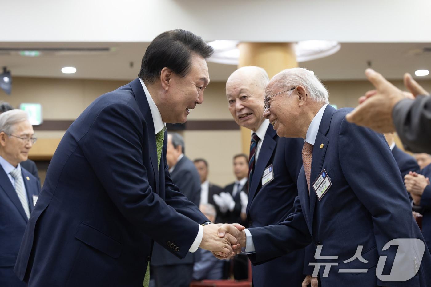 본문 이미지 - 윤석열 대통령이 22일 서울 서초구 대한민국학술원에서 열린 대한민국학술원 개원 70주년 기념식에서 권숙일 전 회장과 악수하고 있다. (대통령실 제공) 2024.5.22/뉴스1 ⓒ News1 오대일 기자