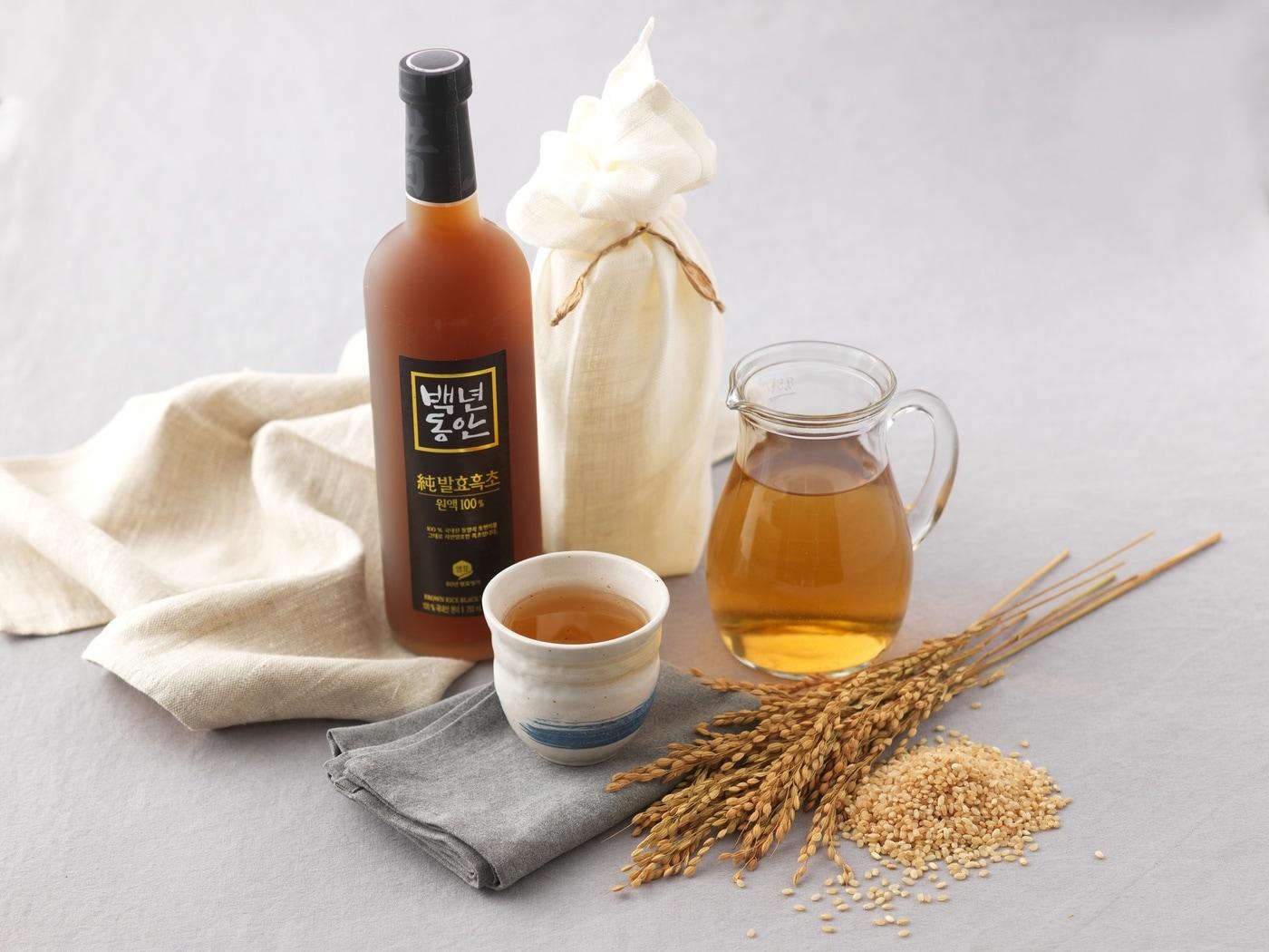 본문 이미지 - 샘표의 '백년동안 흑초' 제품 이미지.(샘표 제공)