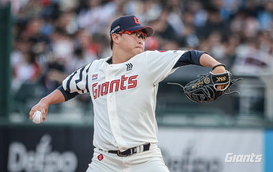 본문 이미지 - 롯데 자이언츠 투수 박세웅이 22일 부산 사직구장에서 열린 KBO리그 KIA 타이거즈전에 선발 등판해 역투하고 있다. (롯데 자이언츠 제공)