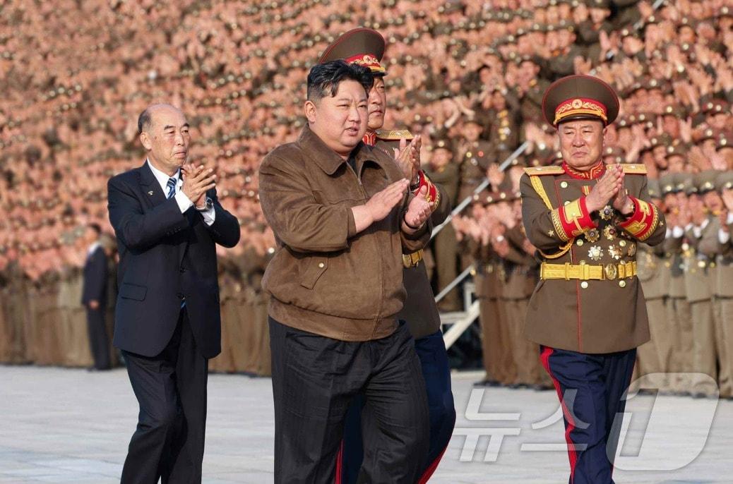 본문 이미지 - (평양 노동신문=뉴스1) = 노동당 기관지 노동신문은 23일 "김정은 동지께서 지난 22일 당 중앙간부학교 건설과 성대한 준공행사의 성과적 보장에 기여한 군인건설자들과 설계일꾼들, 예술인들과 함께 기념사진을 찍으시었다"라고 보도했다. [국내에서만 사용가능. 재배포 금지. DB 금지. For Use Only in the Republic of Korea. Redistribution Prohibited] rodongphoto@news1.kr