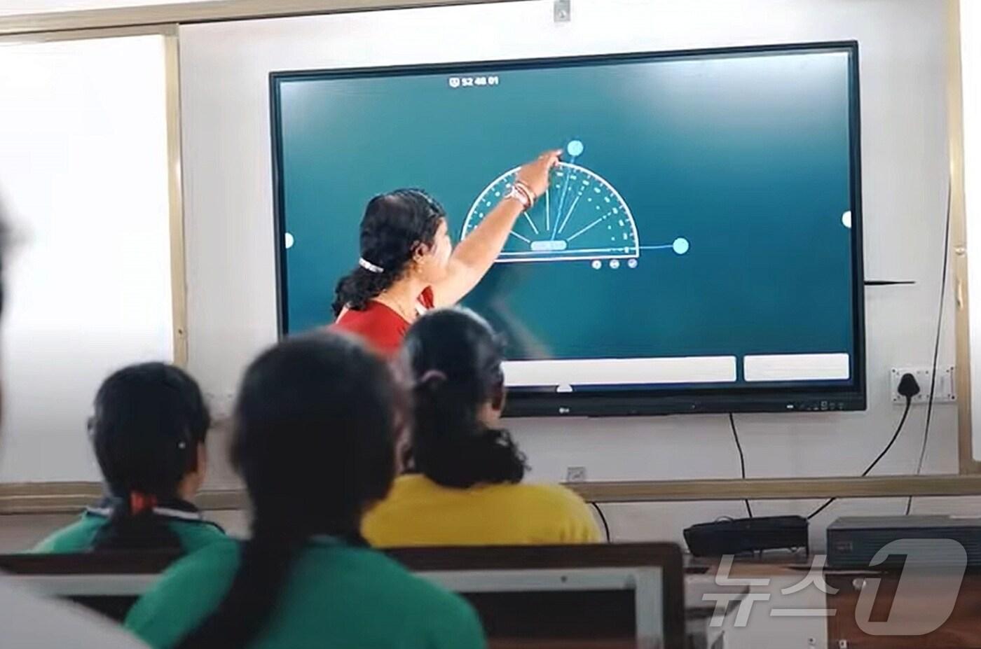  인도 오디샤주 소재 럭세와르(Laksheswar) 공립 고등학교에서 'LG 전자칠판'을 활용해 수업을 진행하고 있는 모습.  (LG전자 제공)