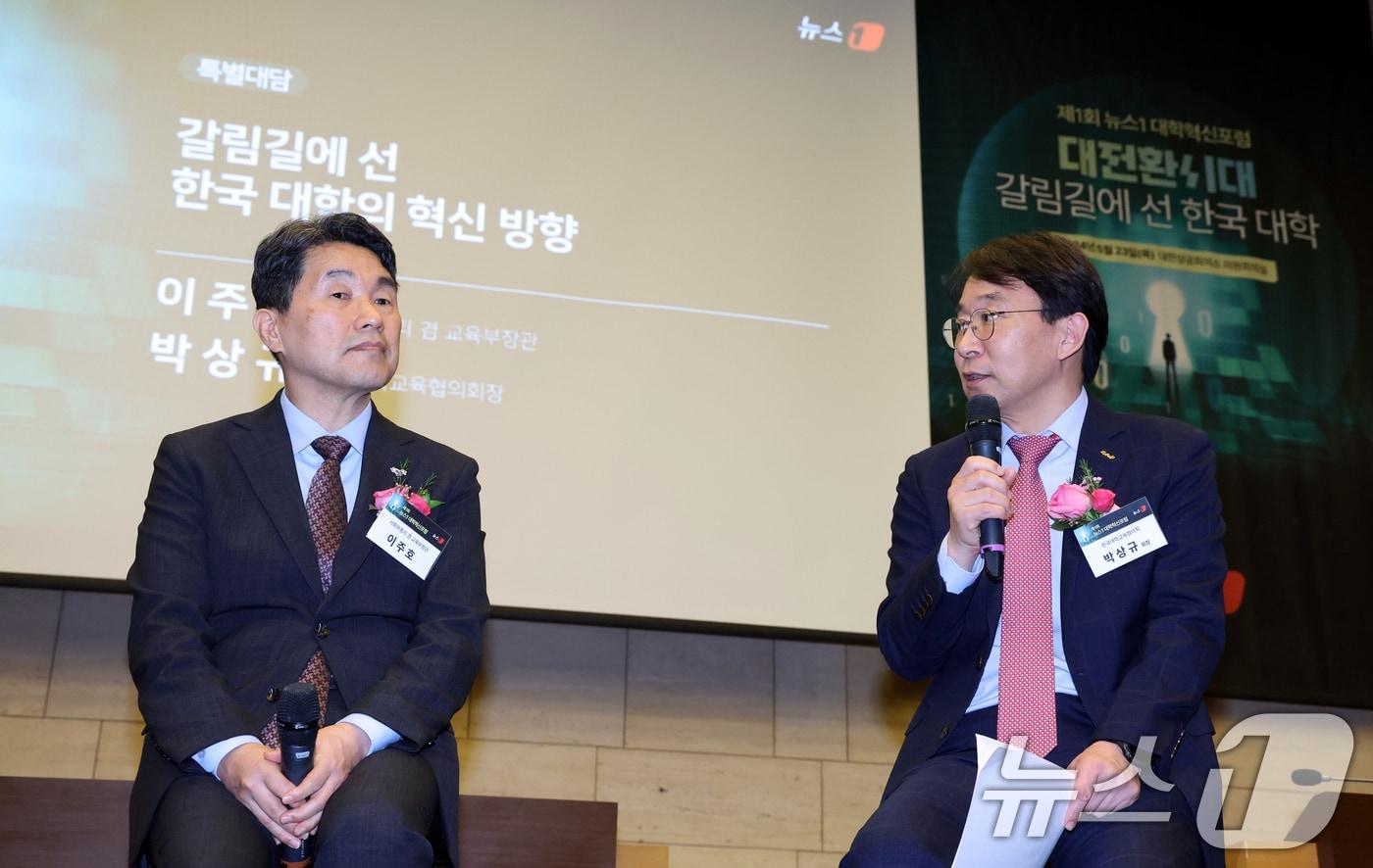 본문 이미지 - 이주호 사회부총리 겸 교육부 장관(왼쪽)과 박상규 한국대학교육협의회장이 23일 서울 중구 대한상공회의소에서 열린 제1회 뉴스1 대학혁신포럼에서 '갈림길에 선 한국 대학의 혁신 방향'이란 주제로 특별대담을 하고 있다. 2024.5.23/뉴스1 ⓒ News1 김명섭 기자