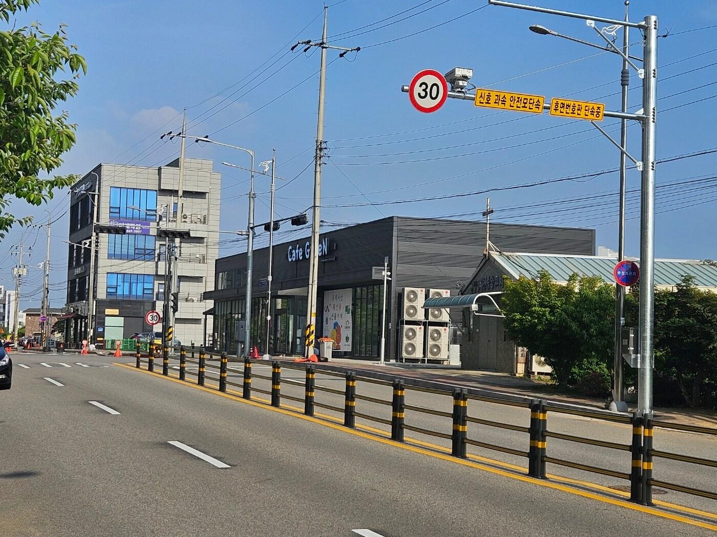 본문 이미지 - 서산 예천동 e편한세상-효성해링턴플레이스 아파트 사이 삼거리에 설치된 후면 단속카메라. (서산시 제공)/뉴스1