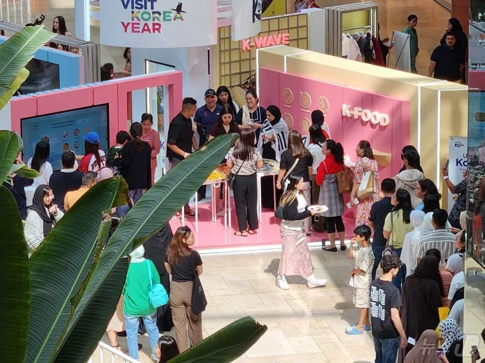 본문 이미지 - 한국문화관광의료대전에서 참가자들이 한국 음식을 즐기고 있다(한국관광공사 제공)