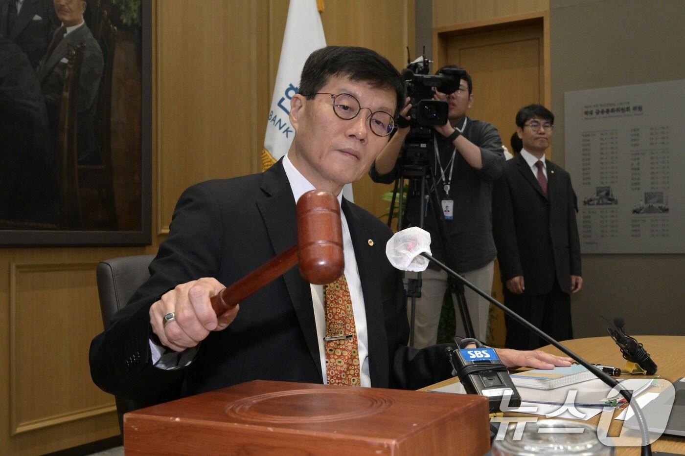 본문 이미지 - 이창용 한국은행 총재가 지난 5월 금융통화위원회에서 의사봉을 두드리고 있다. /뉴스1